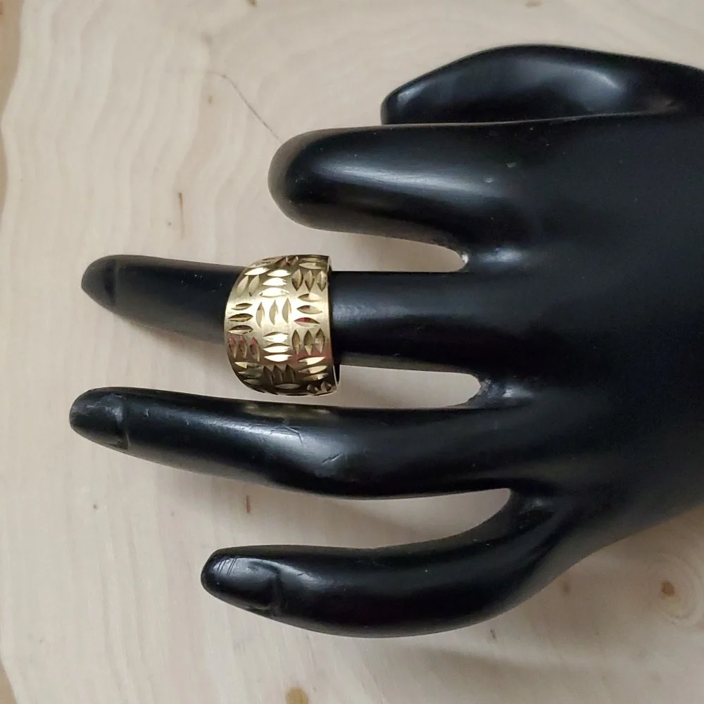 14K Gold Diamond Cut Band Ring / Cigar Ring / Thumb Ring